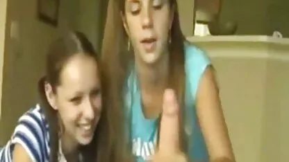 Jeune brunette prend copain film pourn bite dans tous ses trous humides