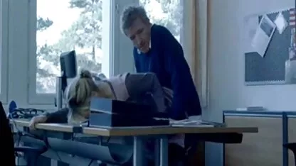 Sexy jeune blonde s'amuse avec deux amants sur le porno vr gratuit lit