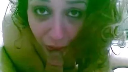 Busty chick montre une bande sexy et d'exposer sa chatte nue sangoku porno close-up
