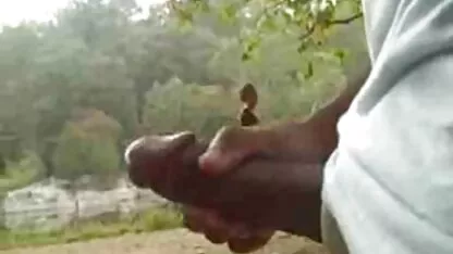 L'énorme pénis de l'homme noir frénétiquement précipita dans le fim porn vagin et le cul d'une jeune fille