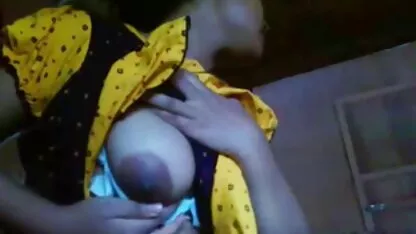 Busty jeune femme noire est une fellation xxx baise hard de deux personnes noires