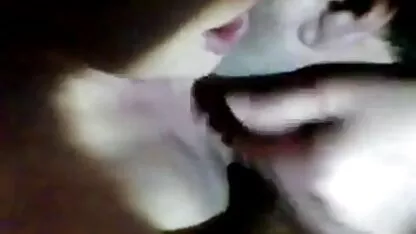 Guy bite obtient la bouche heureux dans salope porno bus mature blonde orale