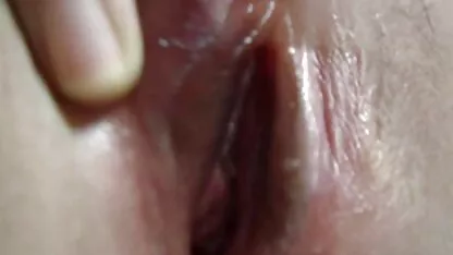 Jeune, modèle porno à lunettes baise avec deux noirs à cause d'un film porno jacquie et michel pari