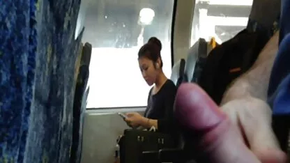 Jeune brunette montre cool sexe sur le lit grand mère porno avec un homme