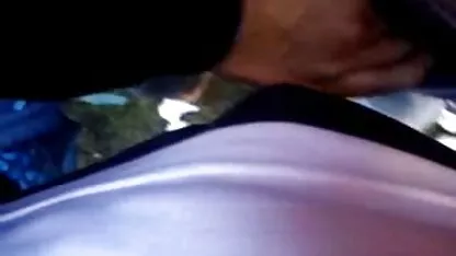 Une jeune brune devient folle de sexe avec un agent porno sur le canapé dans différentes positions film porn complet
