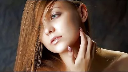 Jeune fille ont tatouage amusant sucer certains coq à la même temps à travers les trous sur porno francaus le mur