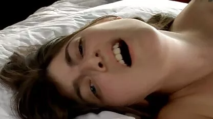 Jeune salope aime baiser dans un gonzo movies sex gars de voiture