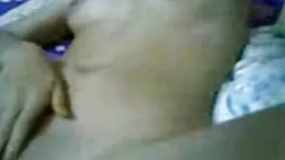 Belle brune avec de beaux seins porno avec scenario et caressant sa chatte poilue avec ses doigts