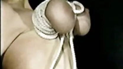 Mec frapper Japonais salope avec de gros film porno en streaming seins à l'aide de l'esclave