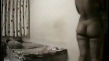 Son mari bite d'une pipe de mature femme mere et fils xxx dans le lit de leur chambre d'hôtel