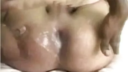 Brunette avec des seins naturels porno hd gratuit a enlevé sa robe comme une branlette érotique