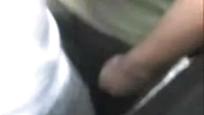 Le cavalier baise doucement une jeune star porno pidi du porno sur le lit et éjacule dans sa chatte