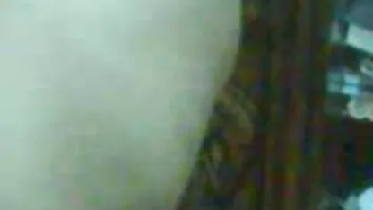 Une jeune blonde écarte les jambes et prend film porno histoire une machine à sexe dans son L.