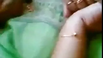 Une jeune fille, blonde, obtenir de l'argent à partir d'une sex film mom camionnette et baise avec lui dans les bois