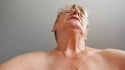 Jeune fille Japonaise laisser son petit film porno massage ami la prendre au lit et la baiser
