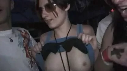 Une femme mature donnant à un client un massage et l'a provoquée dans une baise animal porno film lesbienne