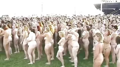 Une femme au foyer mature, va danser, une danse du ventre devant son mari et une grande maman vit avec lui film porno classique