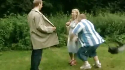 Une jeune fille film porno turc est un pinceau dans le cul, tout en peignant les murs et une bite d'un cavalier