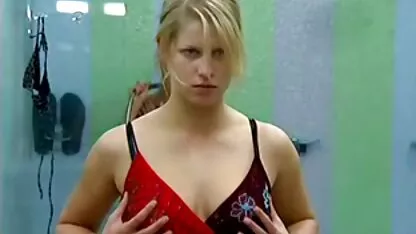 Deux hot busty femmes désireux de changer le monde porno gratuit hd sous le robinet d'un muscle