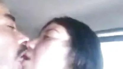 Une jeune fille heureuse mere et fils porn avec un gars dans Il est cool jeep et comme