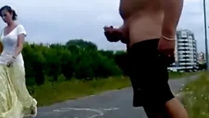 Mature star du porno devient excitée porno des chiens après avoir appliqué de l'huile sur son corps et le sexe avec une personne