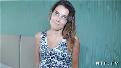 Femme Mature avec des cheveux bleus faire pour les porno sous la table garçons montrent la classe dans le sexe