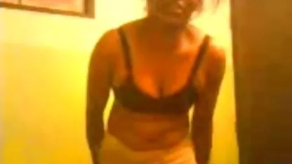 Une femme mature lascive baise dans porno haoussa le lit avec son jeune amant