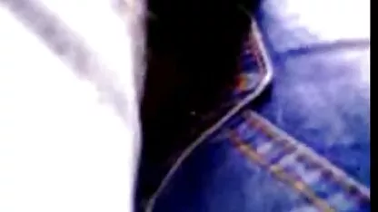 Une milf dans un soutien-gorge en train de film porno american se branler le tuyau d'eau d'une personne jusqu'à ce que le sperme sur les seins