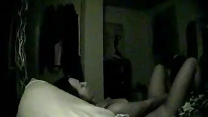 Guy coller à une petite amie sur le lit et l'a toilette porno forcé à baiser dans le cul
