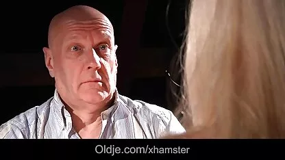 Le cadre est abaissé grand d'une passion tendre après la friture dans le film pron premier