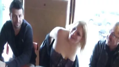 Sexy busty blonde porno asie juste cassé sa voiture