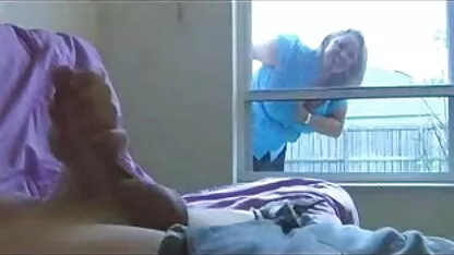 Fille nue dans la maison de déranger sur le lit et mettre ses doigts dans le goldpornfilms vagin humide