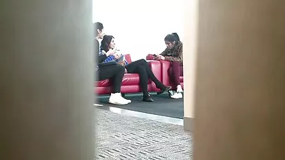 La jeune japonaise est prête à laver son amant film pprno dans le bain et suce la bite de lui