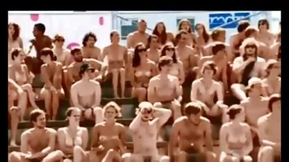 La chatte porno piscine d'une jeune brune sexy être actif, Doigté,
