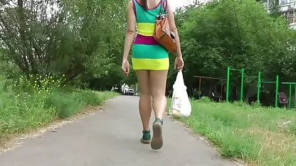 Une jeune brune a mis son poing dans le cul devant une personne et sa soeur avec un mango porno faux