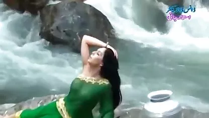 Plantureuse asiatique obtient baisée difficile porno dans la forêt dans la cul et rempli avec sperme