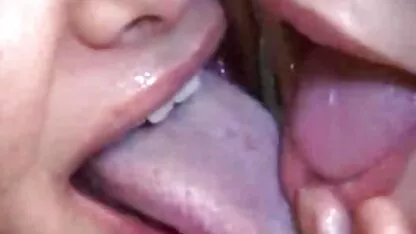 Blonde mature avec de gros seins obtient sa jupe porno chatte humide fouettée