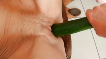 Vraiment humide et poilue chatte de film porno classic une jeune chienne est une branlette