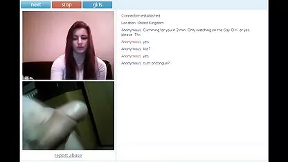 Un jeune modèle porno goûte le phallus et soulève sa jupe pour le film porno zoo sexe de la chatte