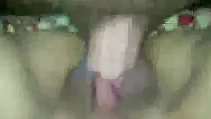 Deux jeunes couples russes ont des relations sexuelles dans une cabane de location film porno brutal