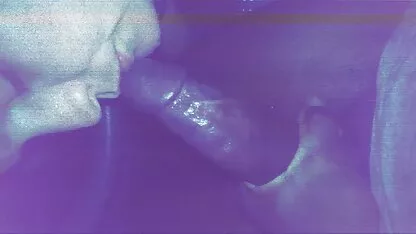 Sweet teen pousser un gode en verre porno matire dans sa chatte à travers déchiré collants