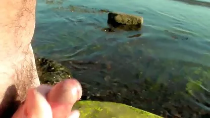 Mature, chien porno un oeil et tatouage, chienne, sa soeur L. avec un gode sur le sol