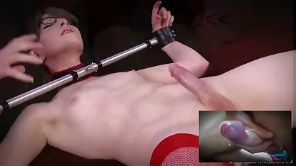 Une femme mature attrape un homme en train porno avec un cheval de se branler et obtient sa bite dans son L. et son cul