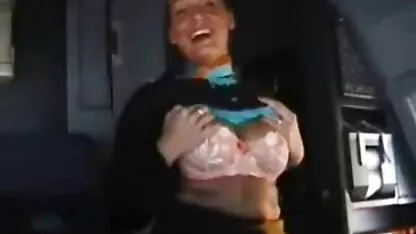 Les jeunes porn classic hd brunes pour un couple montrant leurs seins et des chattes devant un réseau observé, moniteur de réseau