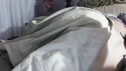 Une jeune fille essaie le sexe avec un porno culotte agent porno première fois sur le lit et se défonce