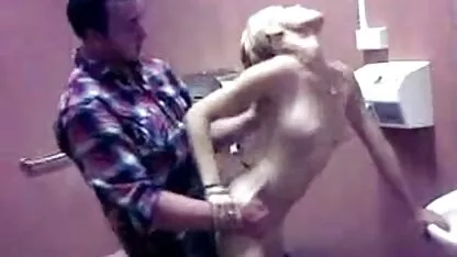 Une porno hôpital salope mature vous permet de baiser son cul avec un vibromasseur et un phallus